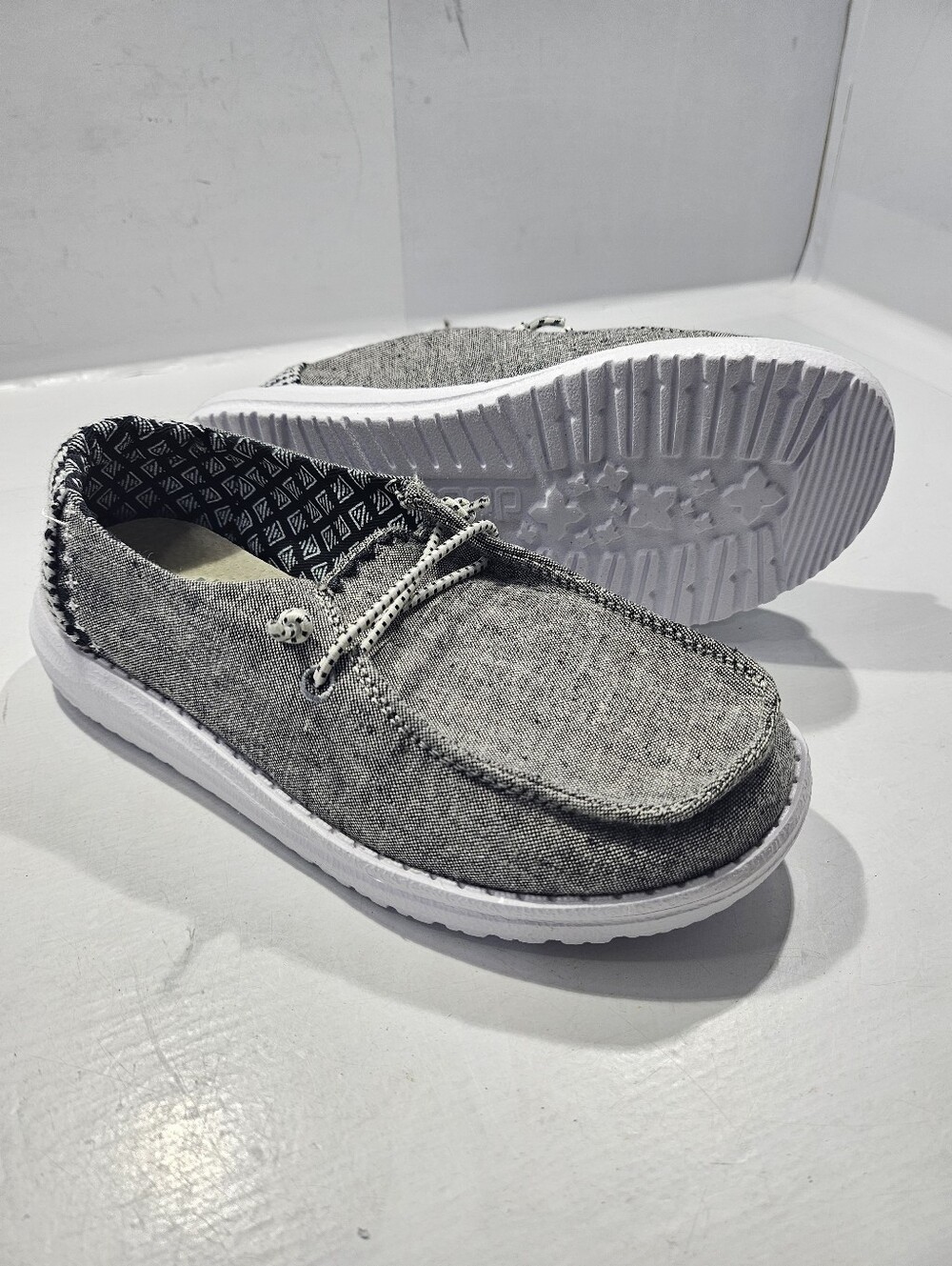 HEY DUDE YOUTH WENDY CHAMBRAY ONYX CASUAL LOAFER SHOE SIZE K12 GREY
